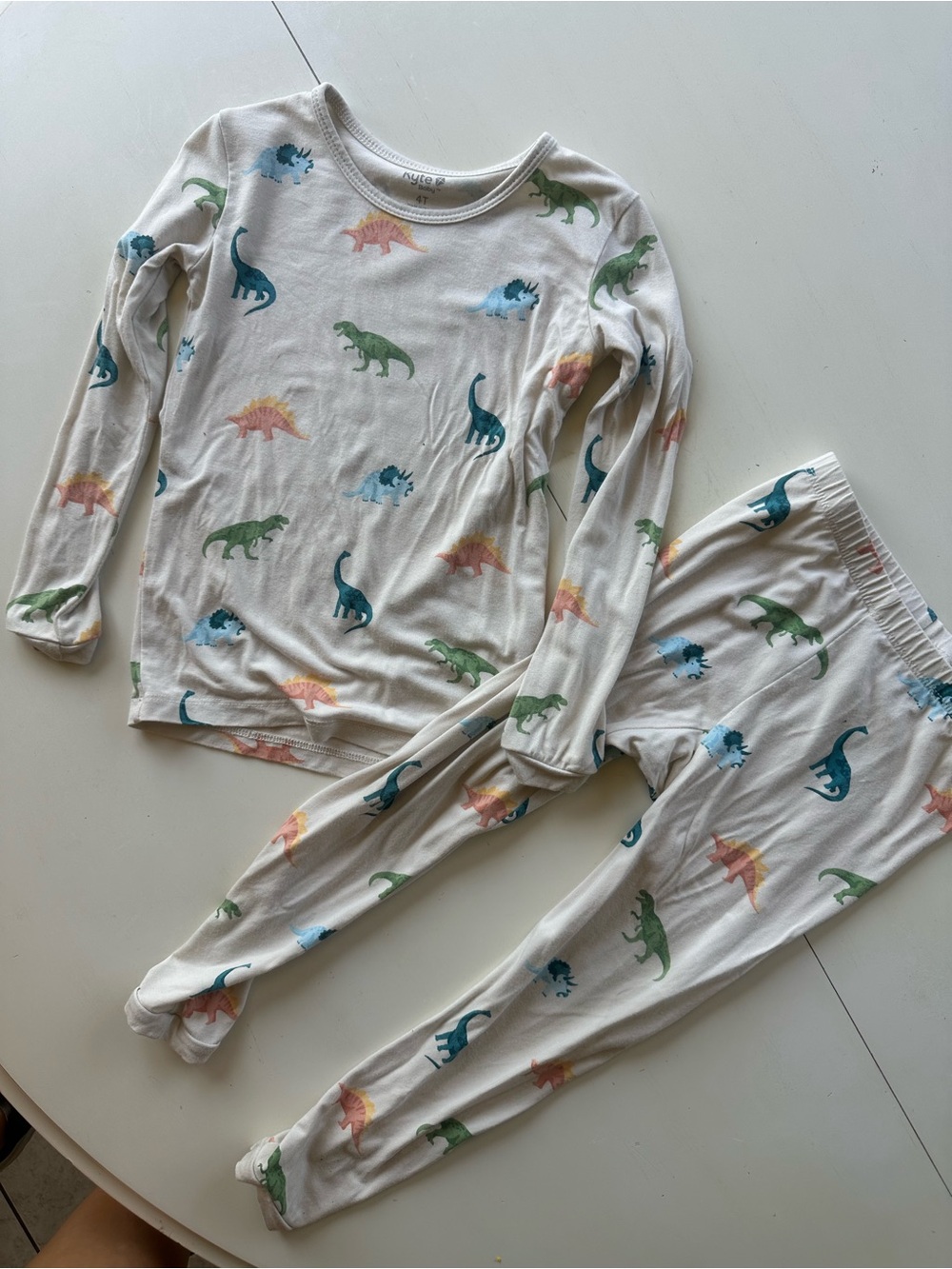 Kyte Baby two piece long sleeve pajamas
Size 4T
